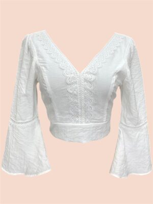 Blusa blanca con detalles de encaje y mangas acampanadas