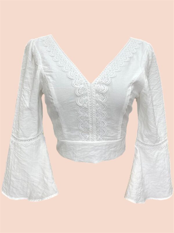 Blusa blanca con detalles de encaje y mangas acampanadas